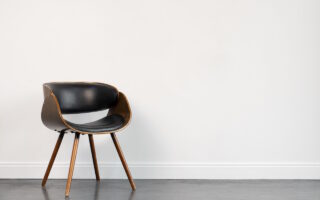krzesla rustykalne a nowoczesne wnetrza